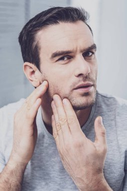 Yakışıklı erkek kişi yüzünü incelenmesi