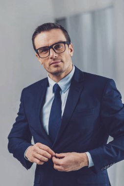 Sana bakmak emin yakışıklı işadamı