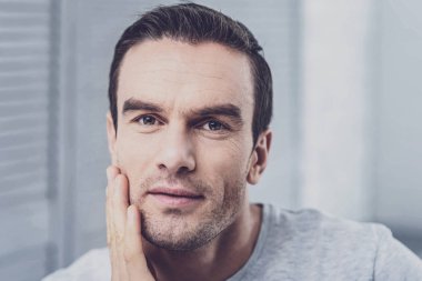 Neşeli genç adam yüzünü dokunaklı