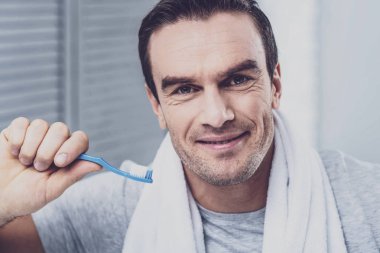 Yakışıklı adam ağız için fırça tutan