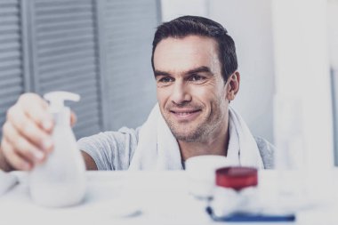 Olumlu memnun esmer şişe arıyorum