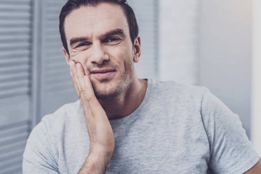 Mutlu genç adam yüzüne el koydu