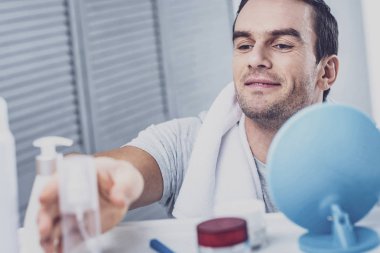 Losyon neşeli esmer çekici şişe