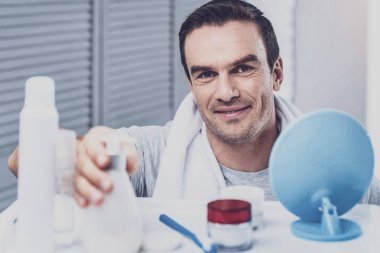 O seni izliyor gülümseyen adam yakın çekim