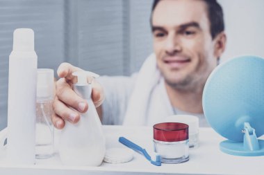 Olumlu memnun erkek kişi krem test