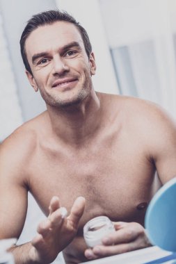 Esmer yakışıklı kameraya poz