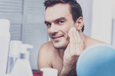 Hassas bakımı. Kameraya ararken yüzünde gülümseme yakışıklı esmer tutma