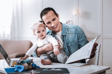 Onun işi güzel çekici adam