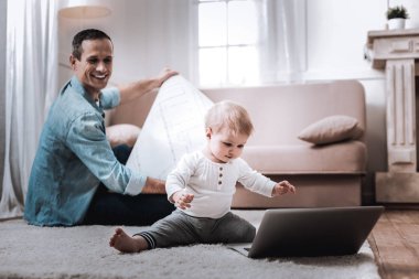 Oynayan neşeli şirin bebek