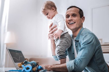 Bir çocukla kalmak güzel neşeli adam