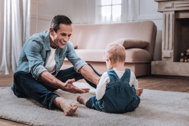 Sonra çocuk bakan güzel neşeli adam