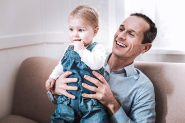 Gülümseyen mutlu mutlu adam