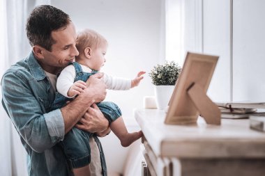 Onun bebek tutan memnun iyi adam