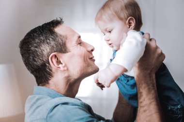 Neşeli mutlu adam onun çocuğunu arayan