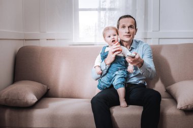 TV izlerken iyi olumlu adam