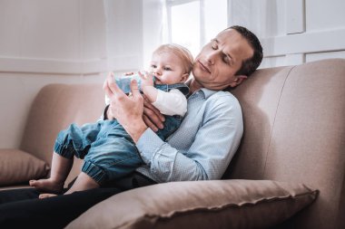 Hoş güzel adam çocuğunu besleme