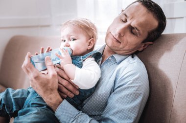 Uyku hoş yorgun baba