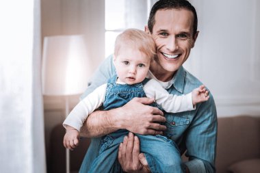 Sana bakarken mutlu neşeli baba