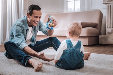 Neşeli iyi adam tutmak bir oyuncak