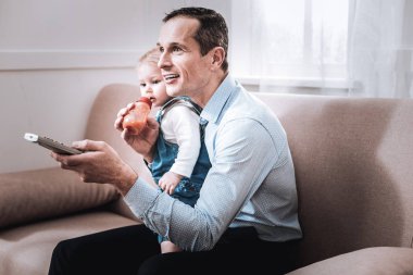 Evde istirahat memnun olumlu adam