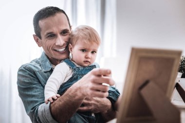 Resme işaret olumlu iyi adam