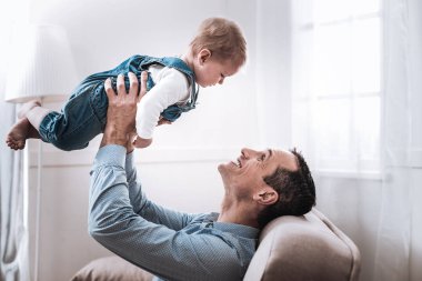 Onun bebekle oynarken mutlu güzel adam