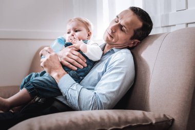 Uyuyan güzel hoş adam