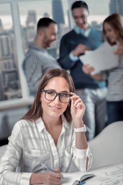 Onun not defterinde yazılı uyarı kadın