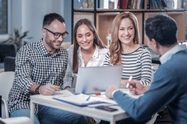 Bir projede çalışan içerik iş arkadaşları