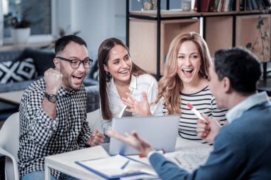 Bir proje üzerinde çalışıyor coşkulu ortak çalışanlar