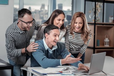 Mutlu ekip üyeleri kendi meslektaşı ayakta