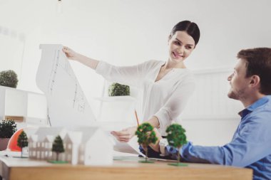Mutlu pozitif kadın onun meslektaşı arıyorum