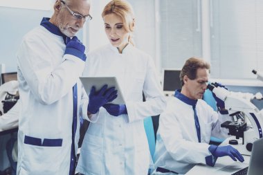 Onun meslektaşım için konuşmaya yetkili sarışın araştırmacı