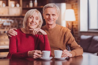 Uyarı koca karısını sarılma