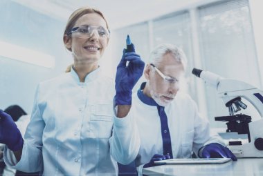 Onun işi zevk çekici laboratuar asistanı