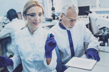 Onun meslektaşı ile çalışan memnun araştırmacı