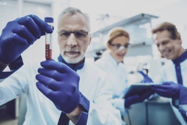 Ciddi bilim adamını muayene kan yakın çekim