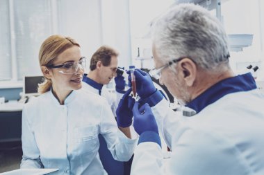 Memnun sarışın Yardımcısı için konuşuyor