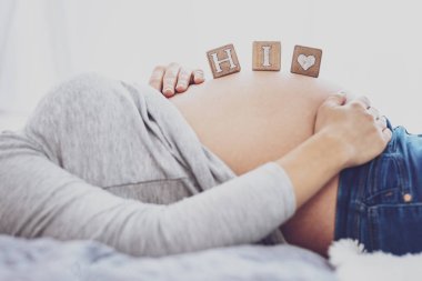 Hi hamile kadını karnından yalan söyleyerek blokları