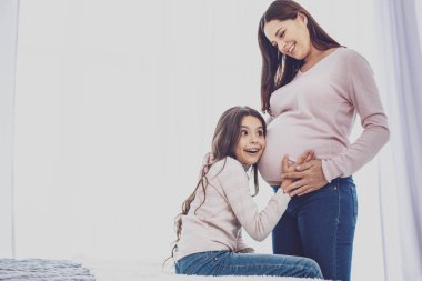 Sürpriz küçük kız anne karnına bebek dinleme