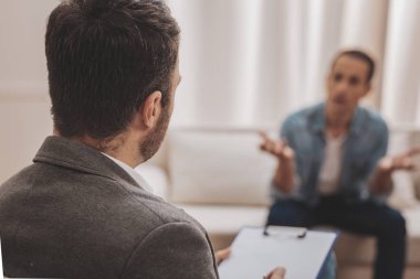 Esmer Doktor çapraşık müvekkilinin dinleme
