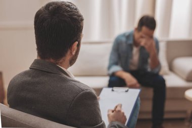 Profesyonel psikolog stresli müvekkilinin yardımı sağlama
