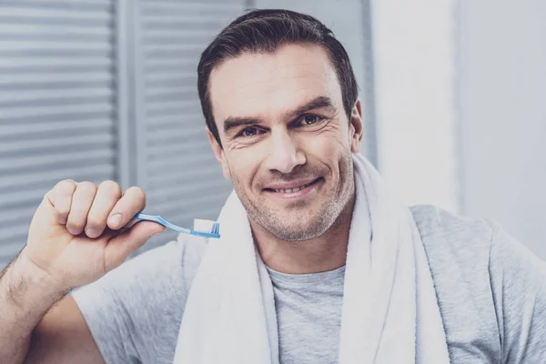 きれいな歯に行く満足している男性人 — ストック写真