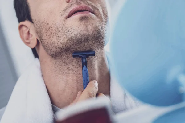 Fokuseret foto på mandlige hånd, barbering hals - Stock-foto