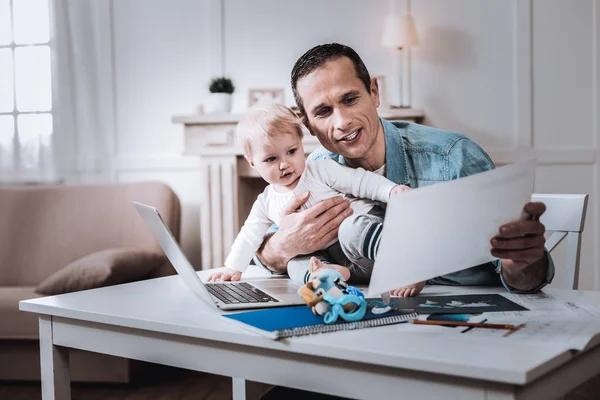 Jovem simpático segurando uma foto — Fotografia de Stock