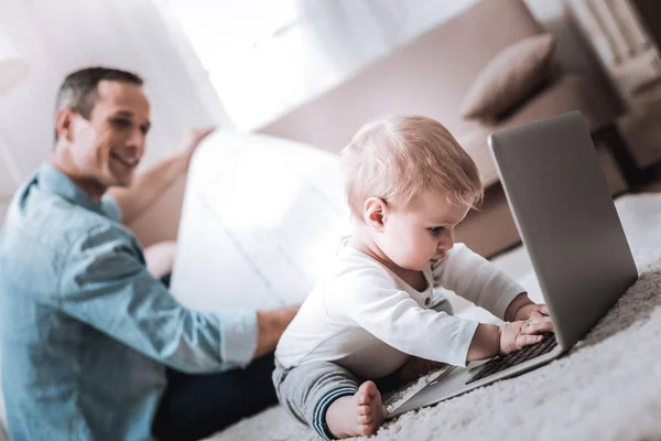 Feliz niño lindo jugando con un ordenador portátil —  Fotos de Stock