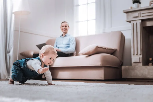 Beau bébé mignon explorant la chambre — Photo