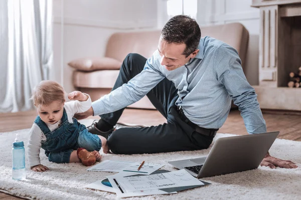 Hombre guapo positivo mirando a su hijo —  Fotos de Stock