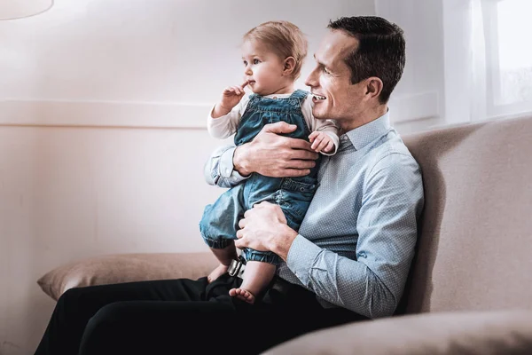 Pozitivní potěšen, muž, který držel jeho syn — Stock fotografie