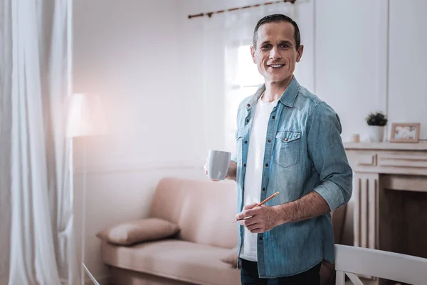 Feliz bom homem segurando uma xícara de chá — Fotografia de Stock